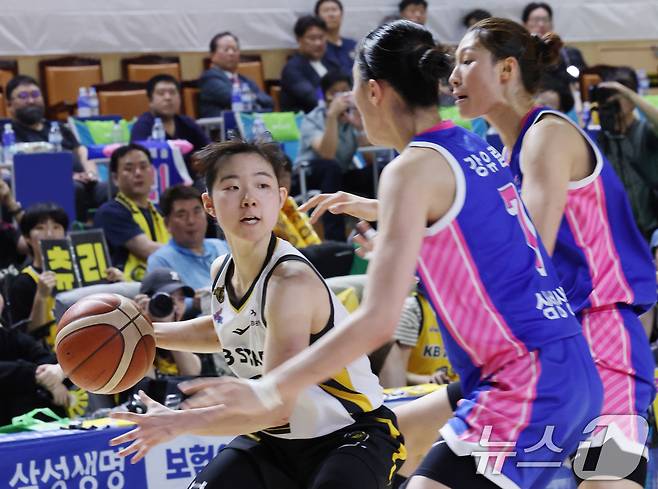 26일 경기 용인시 처인구 용인실내체육관에서 열린 'BNK 금융 2025-2026 여자프로농구 챔피언결정전 3차전' 용인 삼성생명 블루밍스와 청주 KB스타즈의 경기에서 KB스타즈 허예은이 돌파를 하고 있다. 2026.4.26 ⓒ 뉴스1 김영운 기자