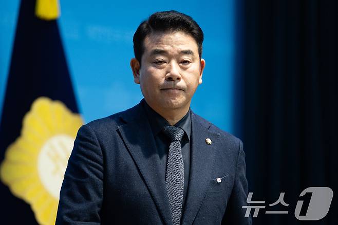 박정 더불어민주당 의원이 2일 서울 여의도 국회 소통관에서 원내대표 보궐선거 출마 기자회견을 마친 후 기자회견장을 나서고 있다. 2026.1.2 ⓒ 뉴스1 유승관 기자