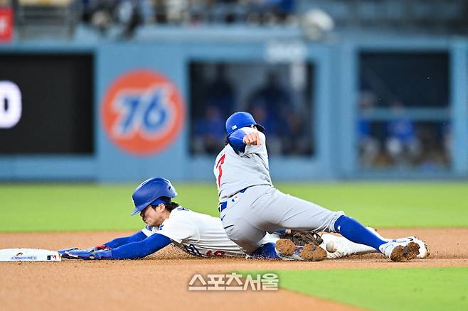 김혜성이 25일(한국 시간) 미국 캘리포니아주 LA 다저 스타디움에서 열린 2026 메이저리그(ML) 정규시즌 시카고 컵스전에서 수비하고 있다. 사진 | LA=Imagn Images 연합뉴스