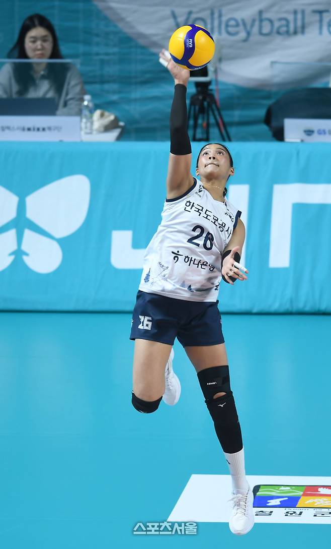 도로공사 타나차가 23일 서울 장충체육관에서 열린 2025~2026 V-리그 GS칼텍스와 경기에서 서브를 넣고 있다.  2025. 12. 23. 장충 | 최승섭기자 thunder@sportsseoul.com