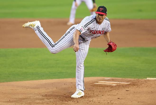 LG 치리노스가 16일 서울 잠실구장에서 열린 2026 KBO리그 정규시즌 롯데전에 선발 등판해 역투하고 있다. 사진 | LG 트윈스