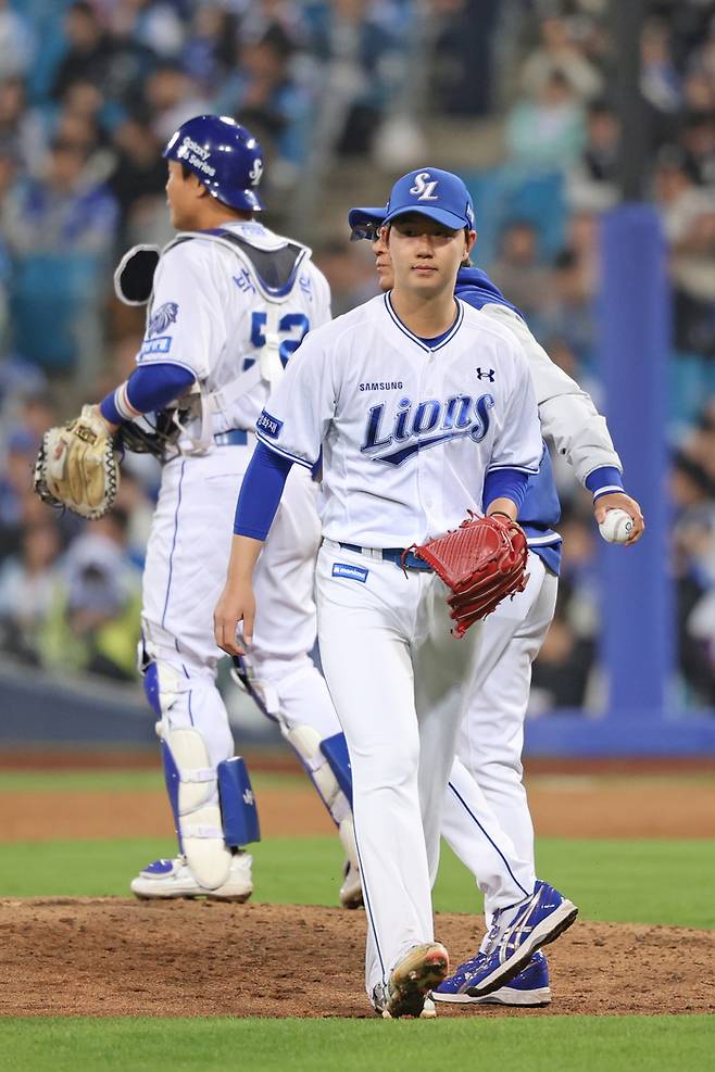 삼성 장찬희가 31일 대구삼성라이온즈파크에서 열린 2026 KBO리그 정규시즌 두산과 경기에서 8회 1사 후 내려오고 있다. 사진 | 삼성 라이온즈