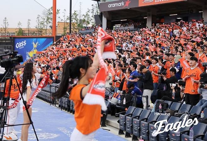25일 대전 한화생명 볼파크에서 2026 KBO리그 NC와 한화 경기가 매진된 가운데 한화 팬들이 열띤 응원을 보내고 있다. 사진 | 한화 이글스