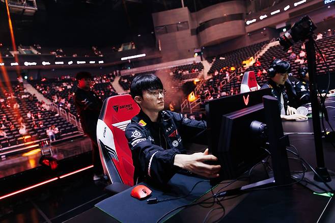 T1 ‘페이커’ 이상혁이 25일 인천광역시 인스파이어 아레나에서 열린 T1 홈그라운드에 앞서 장비를 세팅하고 있다. 사진 | T1