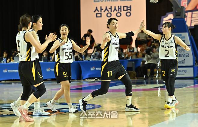 KB스타즈 선수들이 26일 용인실내체육관에서 열린 2025-2026 여자프로농구 삼성생명과의 챔피언결정전 3차전에서 하이파이브를 나누고 있다. 용인 | 박진업 기자 upandup@sporsseoul.com