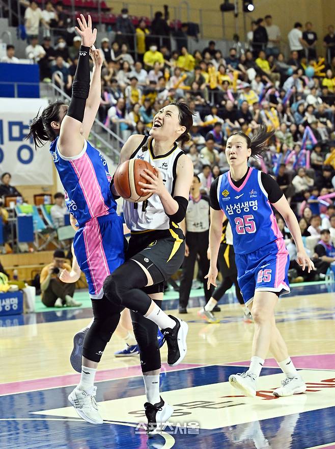 KB스타즈 강이슬(가운데)이 26일 용인실내체육관에서 열린 2025-2026 여자프로농구 삼성생명과의 챔피언결정전 3차전에서 삼성생명 김아름의 수비를 피해 슛을 하고 있다. 용인 | 박진업 기자 upandup@sporsseoul.com