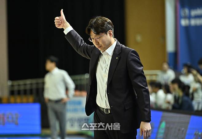 KB스타즈 김완수 감독이 26일 용인실내체육관에서 열린 2025-2026 여자프로농구 삼성생명과 챔피언결정전 3차전에서 수비에 성공한 선수들을 향해 엄지를 치켜세우고 있다. 용인 | 박진업 기자 upandup@sporsseoul.com