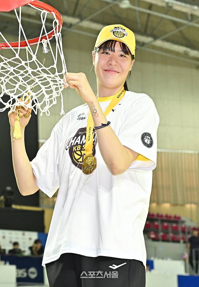 KB스타즈 박지수가 26일 용인실내체육관에서 열린 2025-2026 여자프로농구 삼성생명과 챔피언결정전 3차전에서 삼성생명에 승리하며 3연승으로 통합 우승을 차지한 뒤 그물망을 자르며 기념촬영을 하고 있다. 용인 | 박진업 기자 upandup@sporsseoul.com