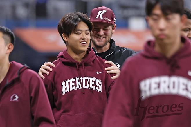 키움 박준현이 26일 서울 고척스카이돔에서 열린 2026 KBO리그 삼성전에서 2-0으로 승리한 뒤 동료와 기뻐하고 있다. 사진 | 키움 히어로즈