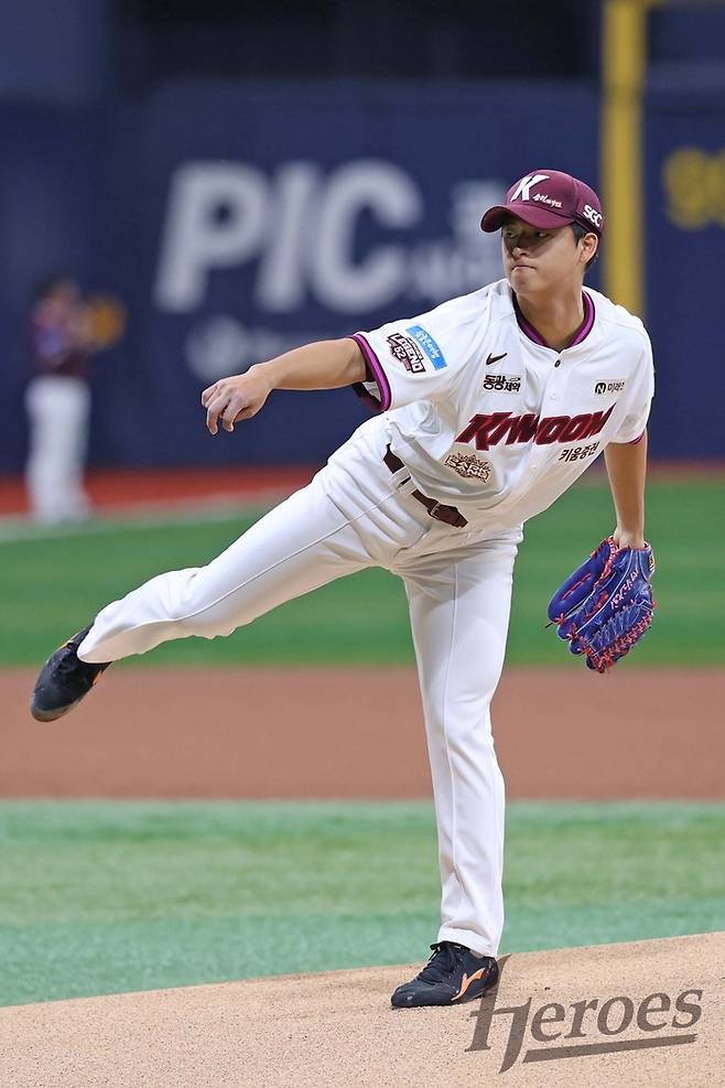 키움 박준현이 26일 서울 고착스카이돔에서 열린 2026 KBO리그 삼성전에서 힘차게 공을 던지고 있다. 사진 | 키움 히어로즈