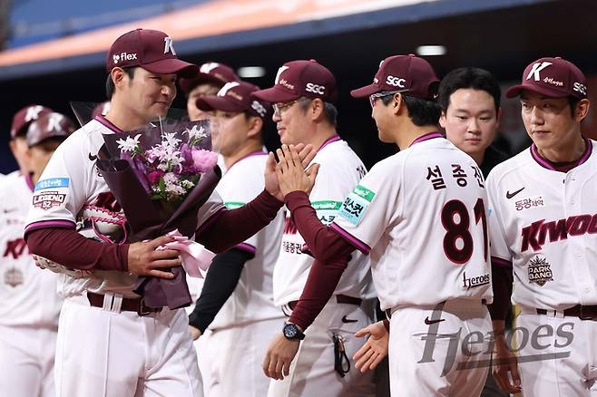키움 박병호(왼쪽)가 26일 서울 고척스카이돔에서 경기 전 열린 은퇴식에서 설종진 감독과 하이파이브를 나누고 있다. 사진 | 키움 히어로즈