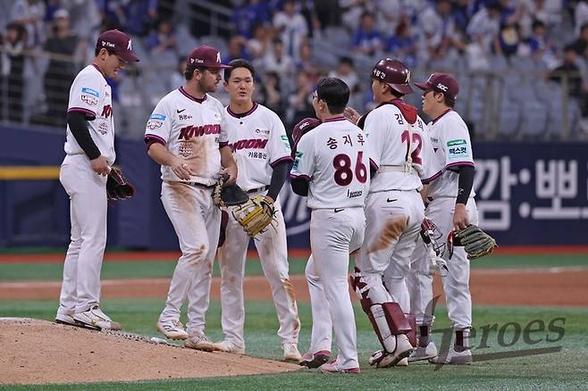 키움 선수단이 26일 서울 고척스카이돔에서 열린 2026 KBO리그 삼성전에서 2-0으로 승리한 뒤 기뻐하고 있다. 사진 | 키움 히어로즈