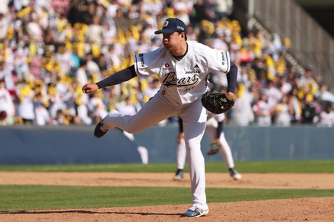 두산 이영하가 26일 잠실구장에서 열린 2026 KBO리그 정규시즌 LG전에서 역투하고 있다. 사진 | 두산 베어스