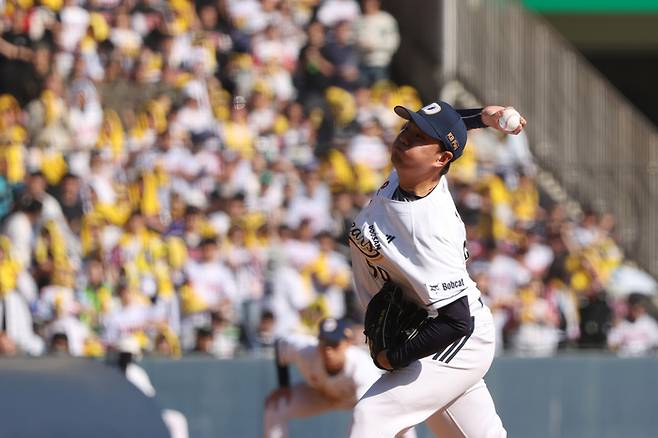 두산 이영하가 26일 잠실구장에서 열린 2026 KBO리그 정규시즌 LG전에서 역투하고 있다. 사진 | 두산 베어스