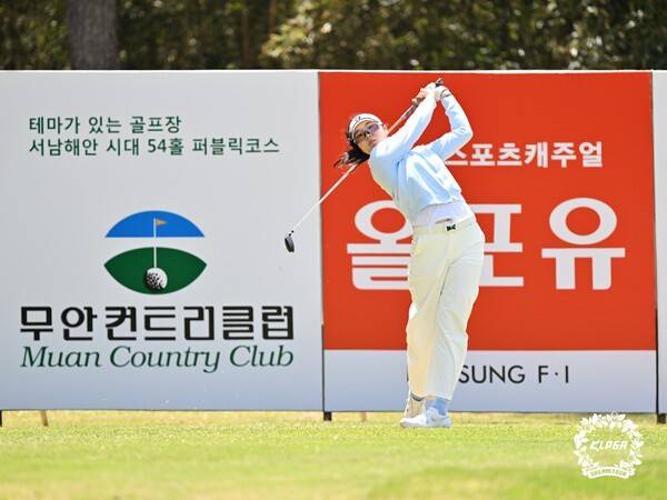'KLPGA 2026 무안CC·올포유 드림투어 4차전'에서 유아현(19)이 드림투어 2개 대회 연속 우승 트로피를 들어 올렸다.(KLPGA 2026 무안CC·올포유 드림투어 4차전 우승자 유아현). /사진=KLPGA