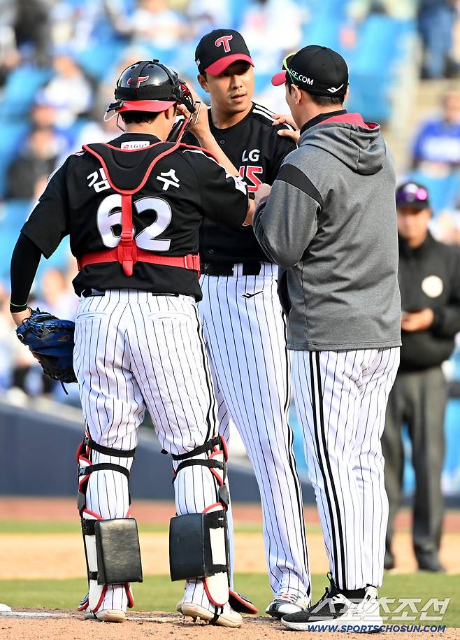 22일 대구삼성라이온즈파크에서 열린 LG와 삼성의 시범경기. 9회말 LG 정우영이 무사 만루 위기를 맞자 김광삼 투수코치가 마운드에 올라 이야기를 하고 있다. 대구=허상욱 기자wook@sportschosun.com/2026.03.22/