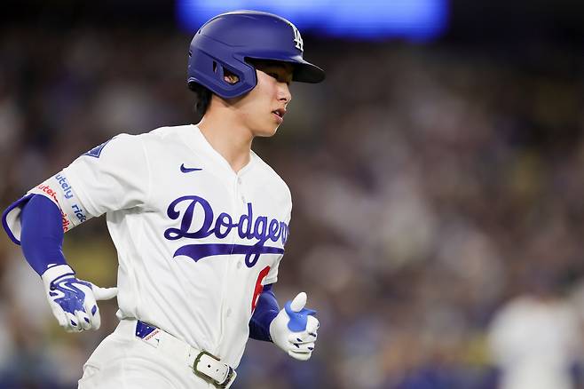Los Angeles Dodgers' Hyeseong Kim runs after hitting a single during the third inning of a baseball game against the Chicago Cubs, Friday, April 24, 2026, in Los Angeles. (AP Photo/Ryan Sun)







<저작권자(c) 연합뉴스, 무단 전재-재배포, AI 학습 및 활용 금지>
