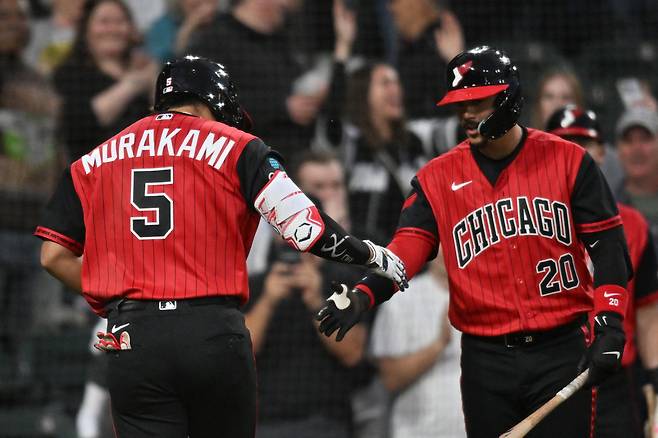 Apr 24, 2026; Chicago, Illinois, USA; Chicago White Sox first baseman Munetaka Murakami (5) celebrates with third baseman Miguel Vargas (20) after hitting a home run against the Washington Nationals during the fourth inning at Rate Field. Mandatory Credit: Patrick Gorski-Imagn Images







<저작권자(c) 연합뉴스, 무단 전재-재배포, AI 학습 및 활용 금지>