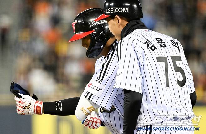 21일 잠실구장에서 열린 LG와 한화의 경기. LG 송찬의가 안타를 날린 뒤 숨을 고르고 있다. 잠실=박재만 기자 pjm@sportschosun.com/2026.04.21/