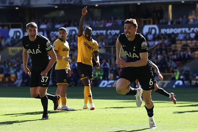 Tottenham Hotspur's Portugese midfielder #06 Joao Palhinha (R) celebrates after scoring the opening goal of the English Premier League football match between Wolverhampton Wanderers and Tottenham Hotspur at the Molineux stadium in Wolverhampton, central England on April 25, 2026. (Photo by Darren Staples / AFP) / RESTRICTED TO EDITORIAL USE. No use with unauthorized audio, video, data, fixture lists, club/league logos or 'live' services. Online in-match use limited to 120 images. An additional 40 images may be used in extra time. No video emulation. Social media in-match use limited to 120 images. An additional 40 images may be used in extra time. No use in betting publications, games or single club/league/player publications. /







<저작권자(c) 연합뉴스, 무단 전재-재배포, AI 학습 및 활용 금지>
