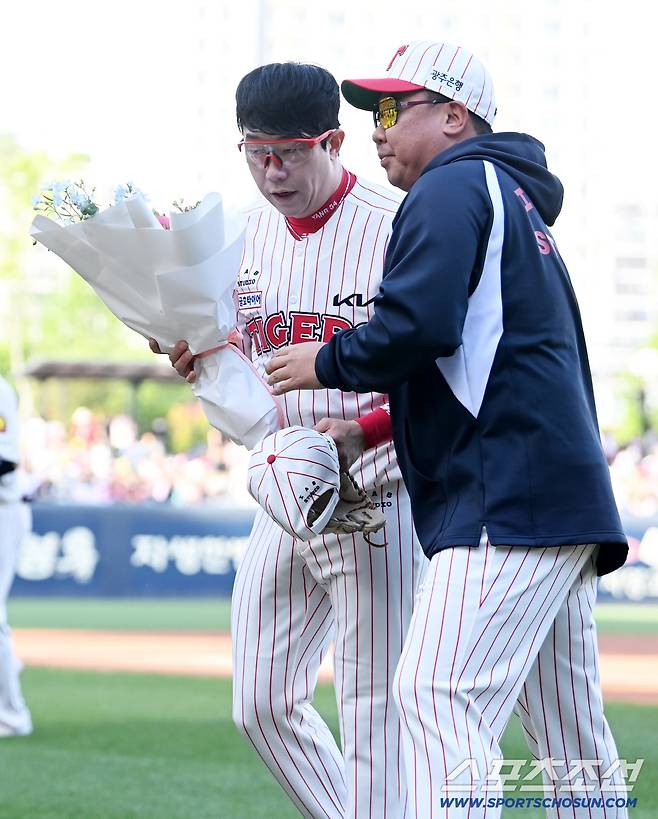 25일 광주KIA챔피언스필드에서 열린 롯데와 KIA의 경기. KIA 선발투수 양현종이 1회초 롯데 한태양을 삼진으로 잡아내 개인 통산 2200 탈삼진 기록을 달성했다. 이닝 종료 후 이범호 감독에게 꽃다발을 받는 양현종의 모습. 광주=허상욱 기자wook@sportschosun.com/2026.04.25/