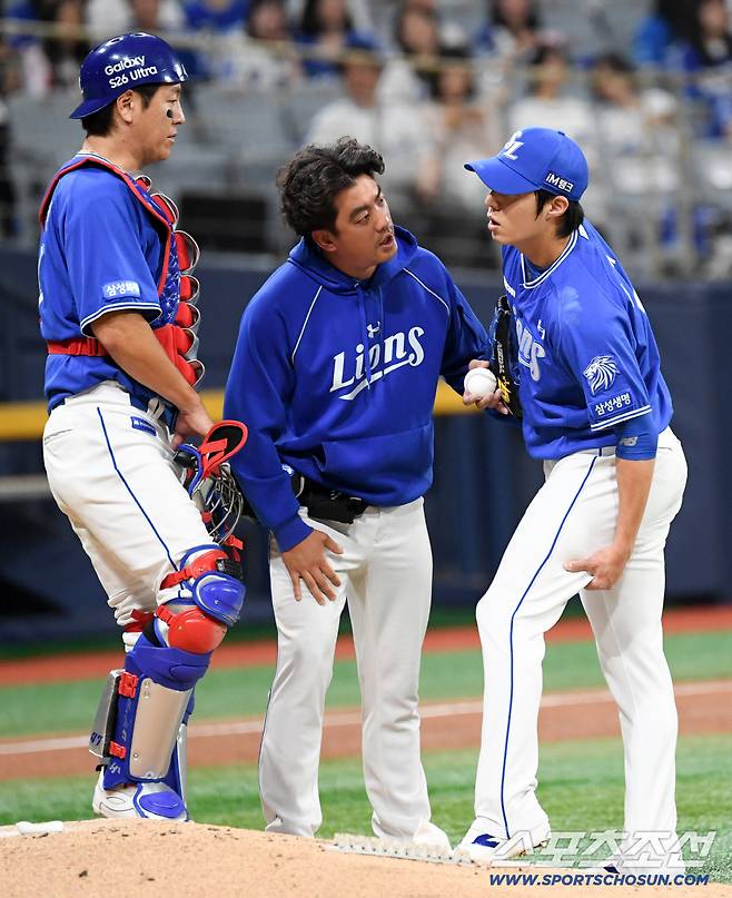 원태인이 허벅지 통증을 호소하자 급히 달려 나온 트레이너는 상태를 살폈다.