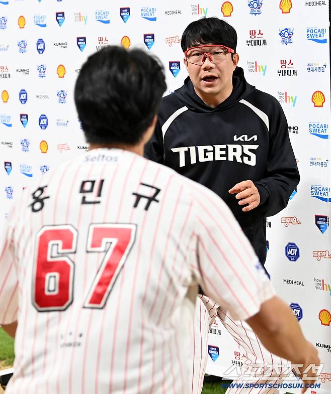 신발을 벗고 다가오는 홍민규를 보고 놀란 양현종