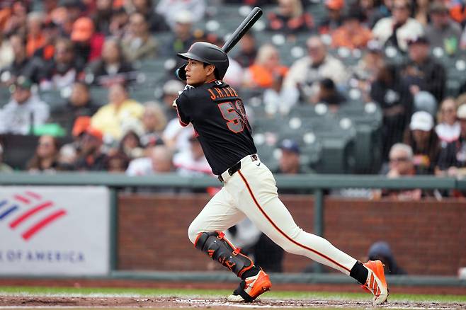 Apr 25, 2026; San Francisco, California, USA; San Francisco Giants right fielder Jung Hoo Lee (51) hits a double against the Miami Marlins during the fourth inning at Oracle Park. Mandatory Credit: Darren Yamashita-Imagn Images







<저작권자(c) 연합뉴스, 무단 전재-재배포, AI 학습 및 활용 금지>