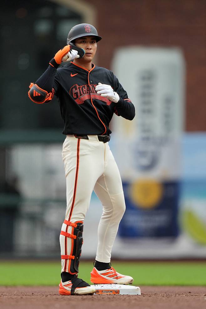 Apr 25, 2026; San Francisco, California, USA; San Francisco Giants right fielder Jung Hoo Lee (51) gestures after hitting a double against the Miami Marlins during the fourth inning at Oracle Park. Mandatory Credit: Darren Yamashita-Imagn Images        <저작권자(c) 연합뉴스, 무단 전재-재배포, AI 학습 및 활용 금지>