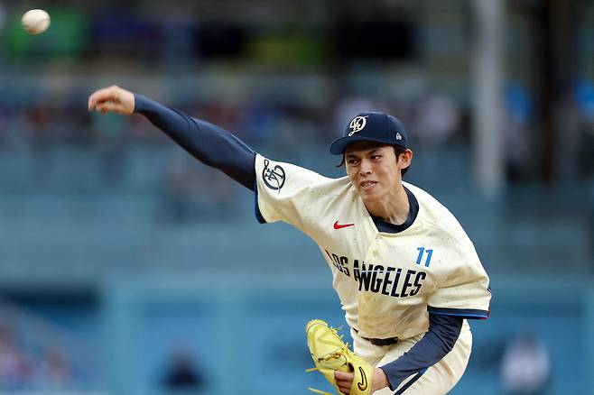 LOS ANGELES, CALIFORNIA - APRIL 25: Roki Sasaki #11 of the Los Angeles Dodgers pitches against the Chicago Cubs during the first inning at Dodger Stadium on April 25, 2026 in Los Angeles, California.   Harry How/Getty Images/AFP (Photo by Harry How / GETTY IMAGES NORTH AMERICA / Getty Images via AFP)







<저작권자(c) 연합뉴스, 무단 전재-재배포, AI 학습 및 활용 금지>