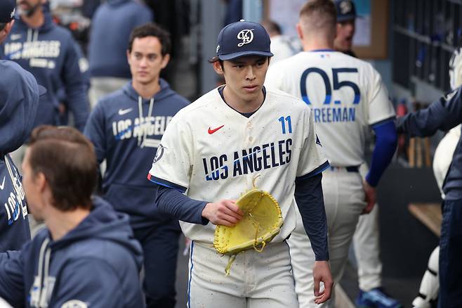 Apr 25, 2026; Los Angeles, California, USA; Los Angeles Dodgers starting pitcher Roki Sasaki (11) walks in the dugout after the first inning against the Chicago Cubs at Dodger Stadium. Mandatory Credit: Kiyoshi Mio-Imagn Images







<저작권자(c) 연합뉴스, 무단 전재-재배포, AI 학습 및 활용 금지>