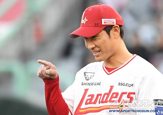 7일 인천 SSG랜더스필드에서 열린 SSG와 한화의 경기. 1회 최정 호수비에 감사함을 나타내는 SSG 타케다. 인천=송정헌 기자songs@sportschosun.com/2026.04.07/