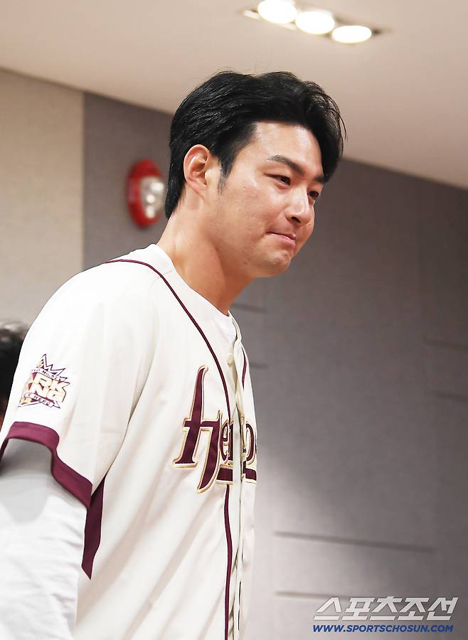 은퇴식을 앞둔 키움 히어로즈 박병호 코치가 26일 오전 서울 고척스카이돔 기자회견장에 들어서고 있다. 고척=정재근 기자 cjg@sportschosun.com/2026.4.26/