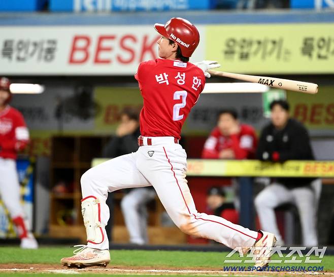 23일 대구삼성라이온즈파크에서 열린 SSG와 삼성의 경기. 6회초 무사 1루 박성한이 안타를 치고 있다. 개막 21경기 연속 안타다. 대구=허상욱 기자wook@sportschosun.com/2026.04.23/