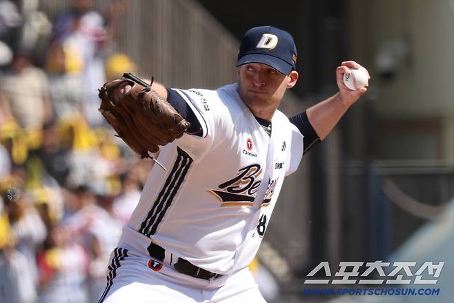 두산 벤자민이 26일 잠실 LG전서 공을 뿌리고 있다. 사진제공=두산 베어스