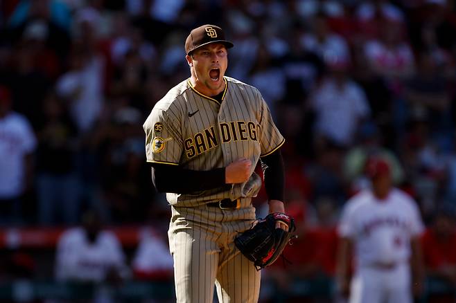 San Diego Padres relief pitcher Mason Miller (22) reacts upon striking out the last batter to defeat the Los Angeles Angels at the end of the ninth inning of a baseball game, Sunday, April 19, 2026, in Anaheim, Calif. (AP Photo/Caroline Brehman)







<저작권자(c) 연합뉴스, 무단 전재-재배포, AI 학습 및 활용 금지>