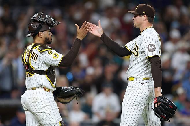 SAN DIEGO, CALIFORNIA - APRIL 16: Luis Campusano #12 celebrates with Mason Miller #22 of the San Diego Padres after defeating the Seattle Mariners 5-2 at Petco Park on April 16, 2026 in San Diego, California.   Sean M. Haffey/Getty Images/AFP (Photo by Sean M. Haffey / GETTY IMAGES NORTH AMERICA / Getty Images via AFP)







<저작권자(c) 연합뉴스, 무단 전재-재배포, AI 학습 및 활용 금지>