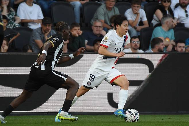 PSG's Lee Kang-in, right, controls the ball during the French League One soccer match between Angers and Paris Saint-Germain in Angers, western France, Saturday, April 25, 2026. (AP Photo/Mathieu Pattier)







<저작권자(c) 연합뉴스, 무단 전재-재배포, AI 학습 및 활용 금지>