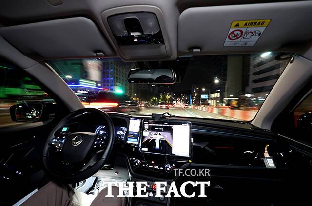 국내 첫 심야 자율주행 택시가 지난 2024년 9월 저녁 서울 강남구 일대에서 시범운행을 하고 있다. /더팩트DB