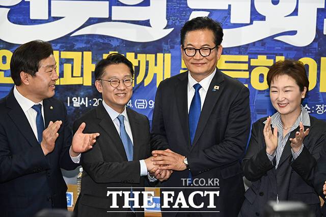 6·3 지방선거와 함께 치러지는 국회의원 재보궐선거 판세가 출렁이고 있다. 중량감 있는 야권 인사들이 재보궐선거에 이미 뛰어들었거나 출마가 점쳐지면서 여당도 승리를 장담할 수 없는 상황이다. 이에 더불어민주당이 가용 가능한 간판급 인사들을 격전지로 대거 차출할 것이라는 관측이 나온다. 사진은 송영길 전 민주당 대표와 김남준 전 청와대 대변인이 24일 오전 인천 연수구에서 열린 민주당 현장 최고위원회의를 앞두고 기념사진을 찍고 있는 모습. /남윤호 기자