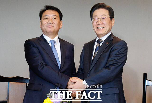 재보궐선거에서 야권의 거센 도전이 예상되자 더불어민주당도 격전지에 한해서는 당의 간판급 인사들을 내세워 승리를 도모할 것이라는 관측이 나온다. 강원도지사를 지낸 이광재 전 국회사무총장의 공천 가능성이 거론된다. 사진은 지난해 3월 이재명 당시 민주당 대표(오른쪽)와 이광재 전 국회사무총장이 회동에 앞서 기념사진 촬영에 나선 모습. /박헌우 기자