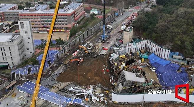 지난해 4월14일 경기 광명시 신안산선 복선전철 5-2공구 붕괴 사고현장에서 119 구급대원과 경찰 등이 실종자 구조작업을 하고 있다. 이 사고로 작업자 1명이 숨지고 1명이 다쳤다. 포스코이앤씨가 시공한 신안산선 공사 현장에서는 같은 해 12월 서울 여의도역 신안산선 4-2공구에서도 철근이 무너져 7명이 매몰되는 사고가 발생했으며 그중 작업자 1명이 결국 사망했다. 윤동주 기자