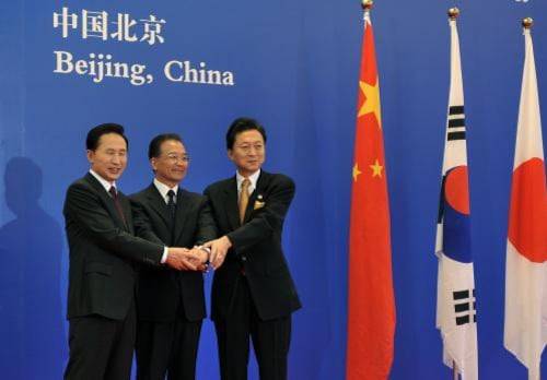 2009년 10월 10일 제2차 한중일 정상회의가 중국 베이징에서 열렸다. 이명박 대통령과 후진타오 중국 총리, 하토야마 유키오 일본 총리는 경제협력과 북핵문제, 국제경제 및 금융상황 대비, 세계적인 이상기후 변화 대응에 대해 의견을 교환했다./청와대