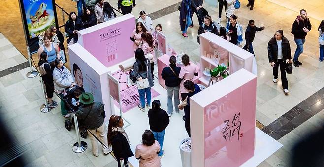 K뷰티 브랜드 조선미녀가 지난 3일 영국 런던 쇼핑몰에서 운영한 팝업 스토어. 입장을 위한 줄이 늘어섰다. /구다이글로벌