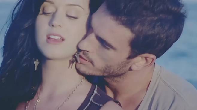 팝스타 케이티 페리의 히트곡인 ‘틴에이지 드림’ 뮤직비디오 속 한 장면. 페리와 모델 조쉬 클로스가 출연했다. /유튜브