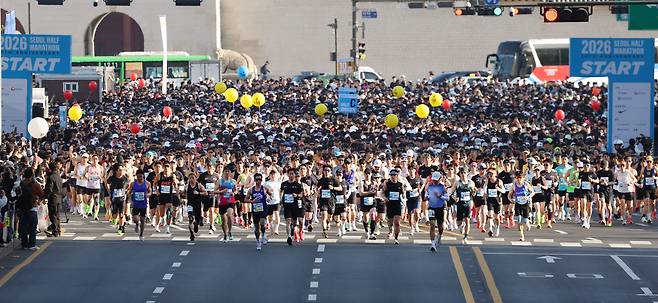 26일 오전 2026 서울하프마라톤(서울특별시.서울특별시체육회.조선일보사 공동 주최) 참가자들이 서울 광화문광장에서 출발선을 달려 나가고 있다. / 오종찬 기자