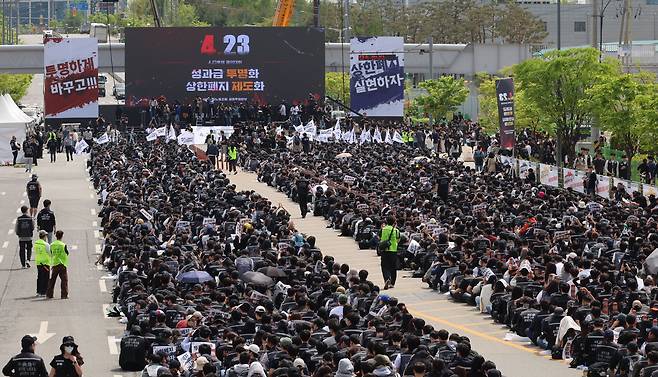 지난 23일 경기 평택시 삼성전자 평택캠퍼스에서 삼성전자 노조가 결의대회를 열고 있다. /장련성 기자