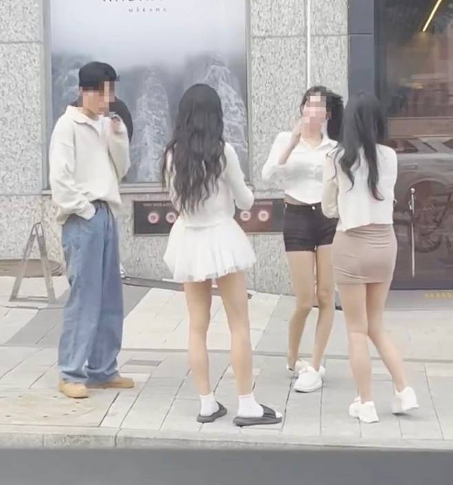 서울 강남의 한 초등학교 인근 '엑셀방송' 스튜디오 앞에서 BJ들이 흡연을 하는 모습./독자 제공