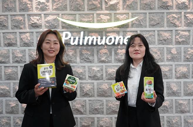 (왼쪽부터)풀무원의 권도영 연구원(팀장)과 백혜정 마케팅본부 CM(Category Manager·팀장). /풀무원 제공