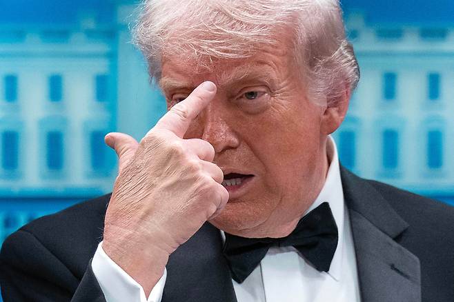 도널드 트럼프 미국 대통령이 25일 백악관 브리핑룸에서 연설하면서 미간을 가르키는 손짓을 하고 있다. /연합뉴스